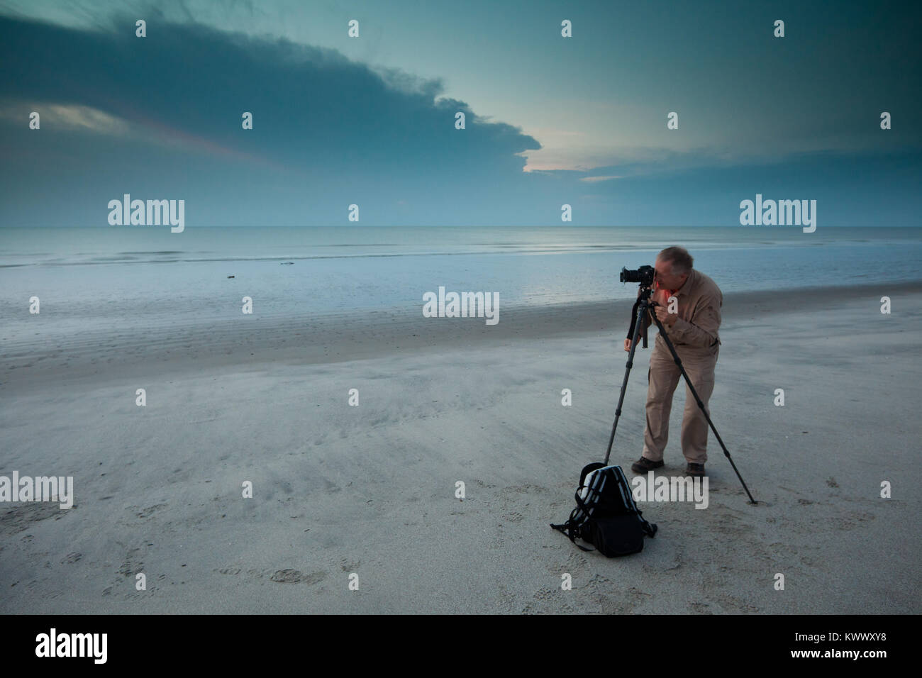 Fotograf bereit, den Sonnenaufgang am Punta Chame, Pazifikküste, Republik Panama zu verfangen. Stockfoto