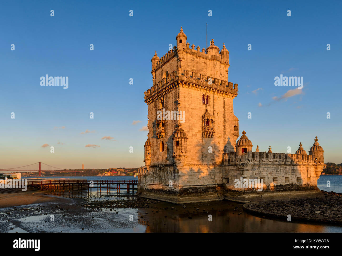 Blick auf den Torre de Belém in Lissabon, Portugal; Konzept für besuchen Sie Lissabon und Reisen in Portugal Stockfoto