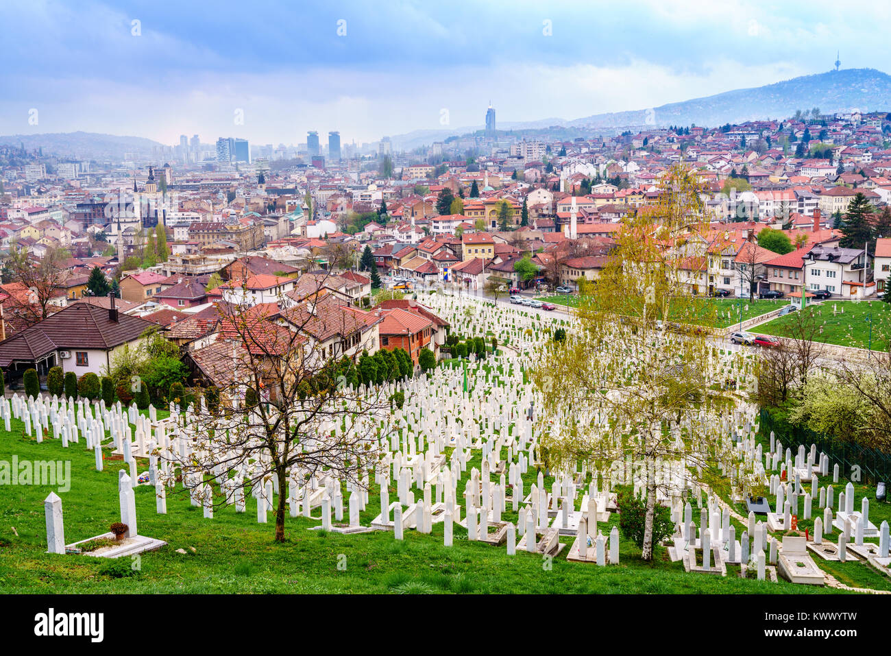 Blick auf einem Friedhof in Sarajewo mit der Skyline im Hintergrund Stockfoto