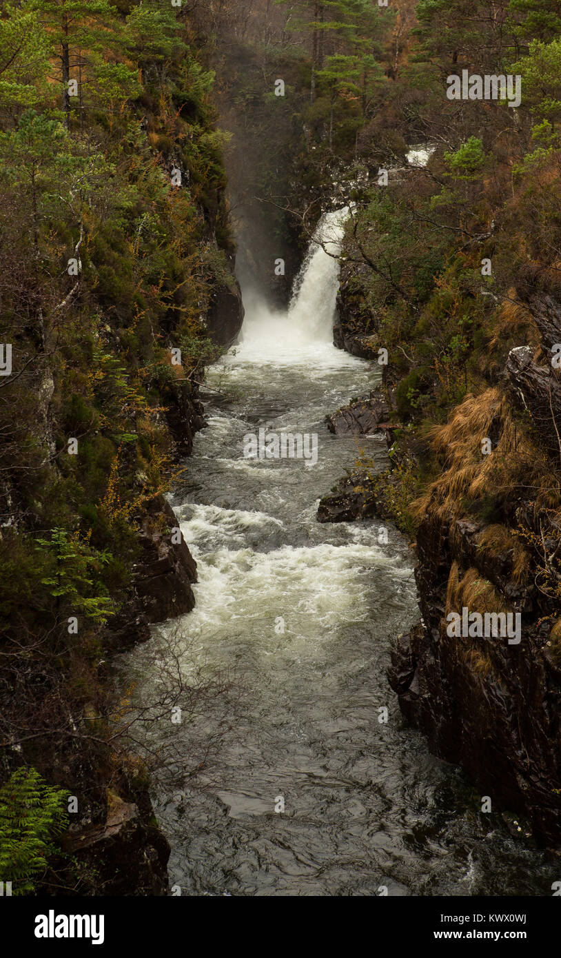 Ein Wasserfall stürzt in eine tiefe Schlucht auf einem Berghang bei Torridon in den schottischen Highlands Stockfoto