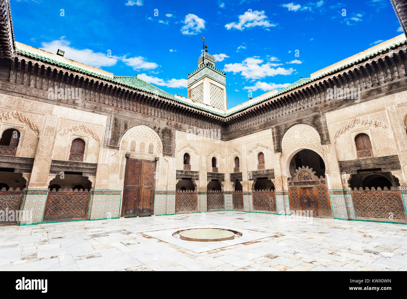 Die Madrasa Bou Inania ist eine Madrasa in Fes, Marokko. Medrese Bou Inania ist als hervorragendes Beispiel für Marinid Architektur anerkannt. Stockfoto