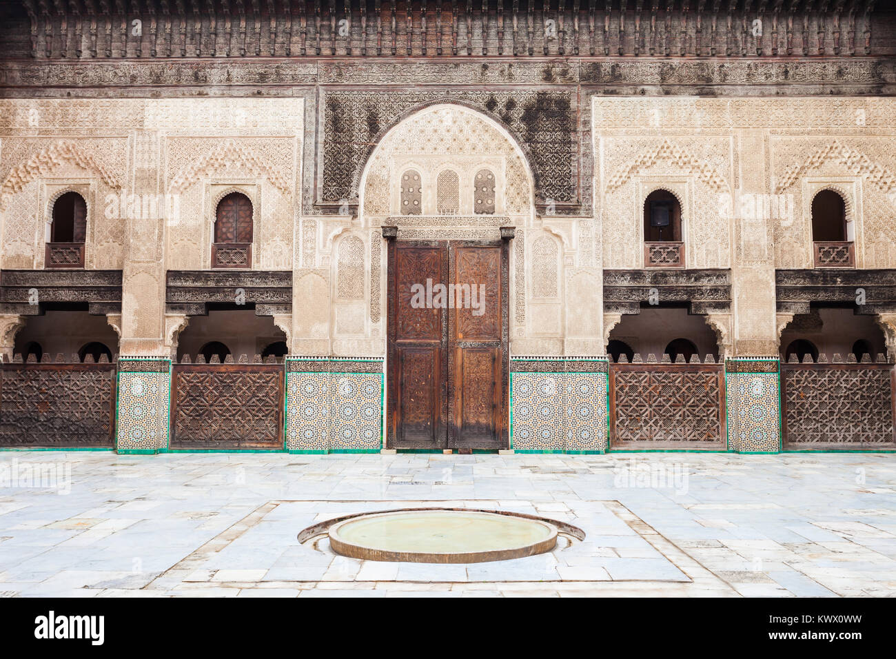Die Madrasa Bou Inania ist eine Madrasa in Fes, Marokko. Medrese Bou Inania ist als hervorragendes Beispiel für Marinid Architektur anerkannt. Stockfoto