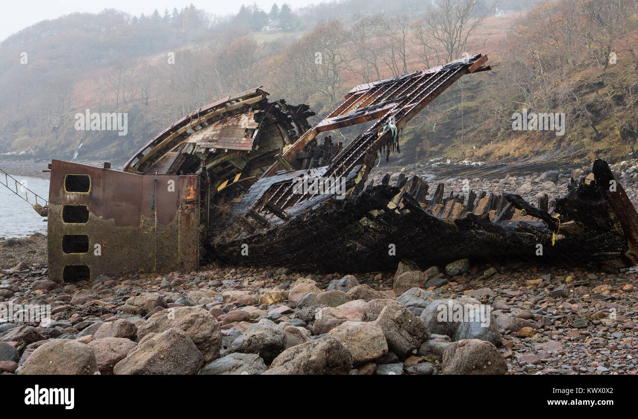 Eine alte verfallende Fischerboot von gestern liegt an der Küste bei Diabaig, Torridon in den schottischen Highlands Stockfoto