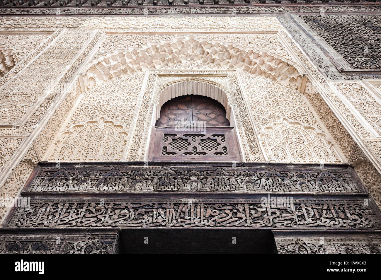Pattern design Element der Medersa Bou Inania in Fes in Marokko. Medersa Bou Inania ist als eine hervorragende Marinid Architektur bekannt. Stockfoto