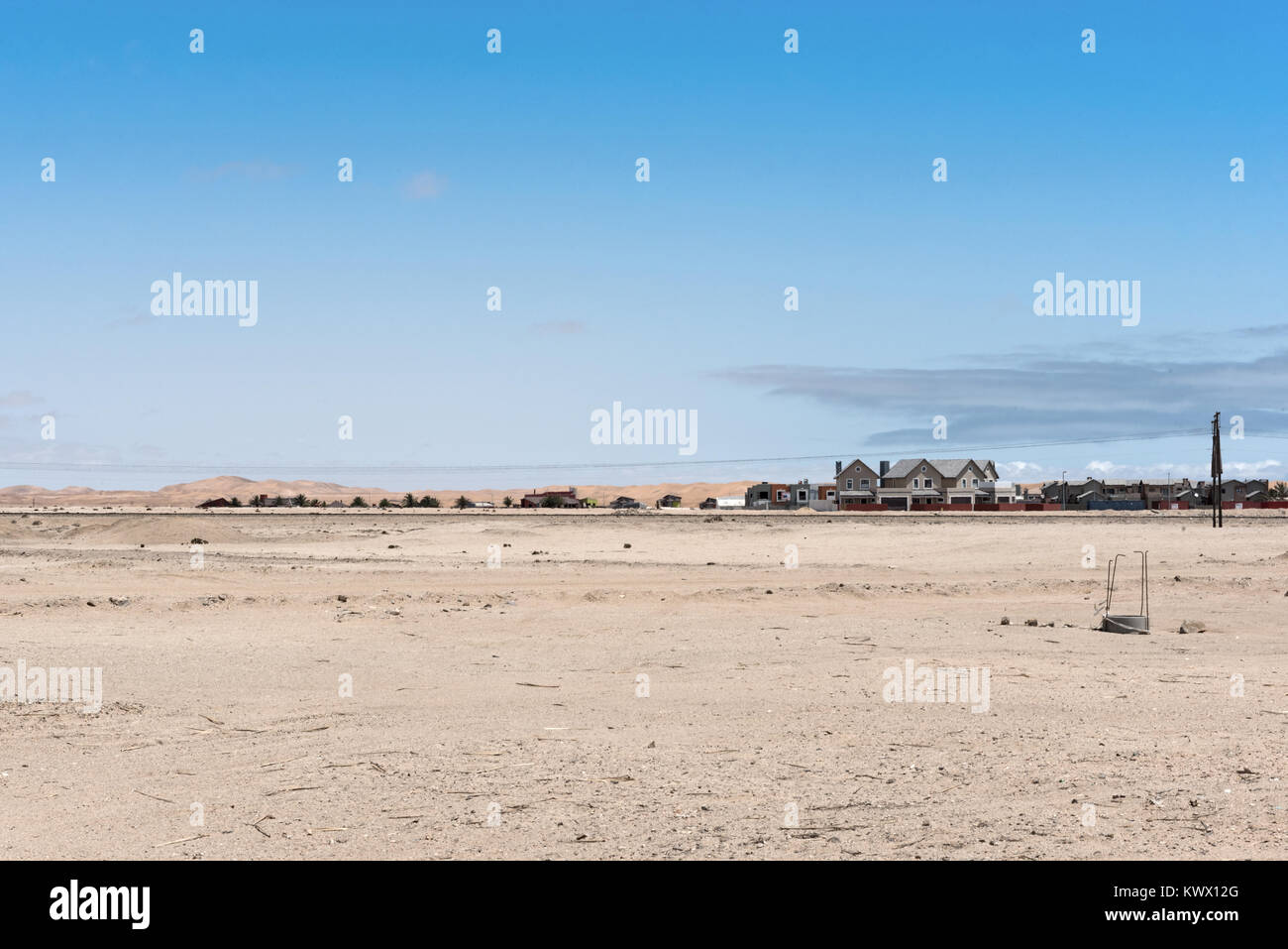 Siedlung vor den Dünen der Namib Wüste am östlichen Stadtrand von Swakopmund Stockfoto