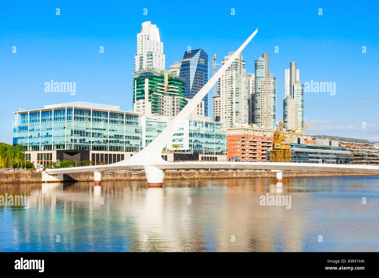 Puente de La Mujer (der Frauen), ist ein rotierender Fußgängerbrücke für Dock 3 von Puerto Madero in Buenos Aires, Argentinien Stockfoto