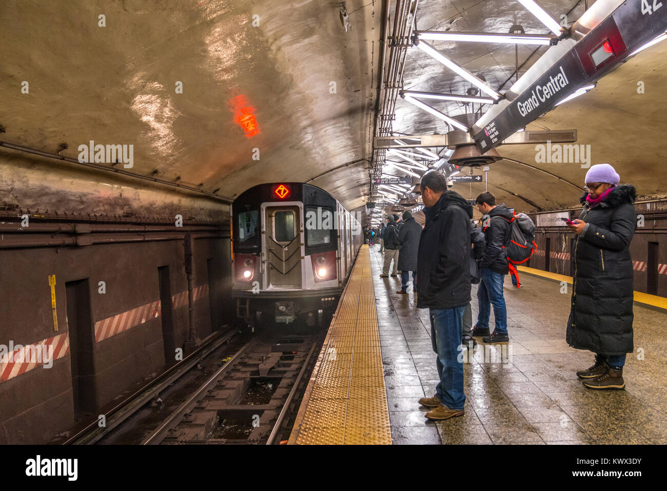 New York, USA, 4. Jan 2018. Die Menschen warten auf die U-Bahn am Grand Central Station in New York. Foto von Enrique Ufer/Alamy Stock Foto Stockfoto