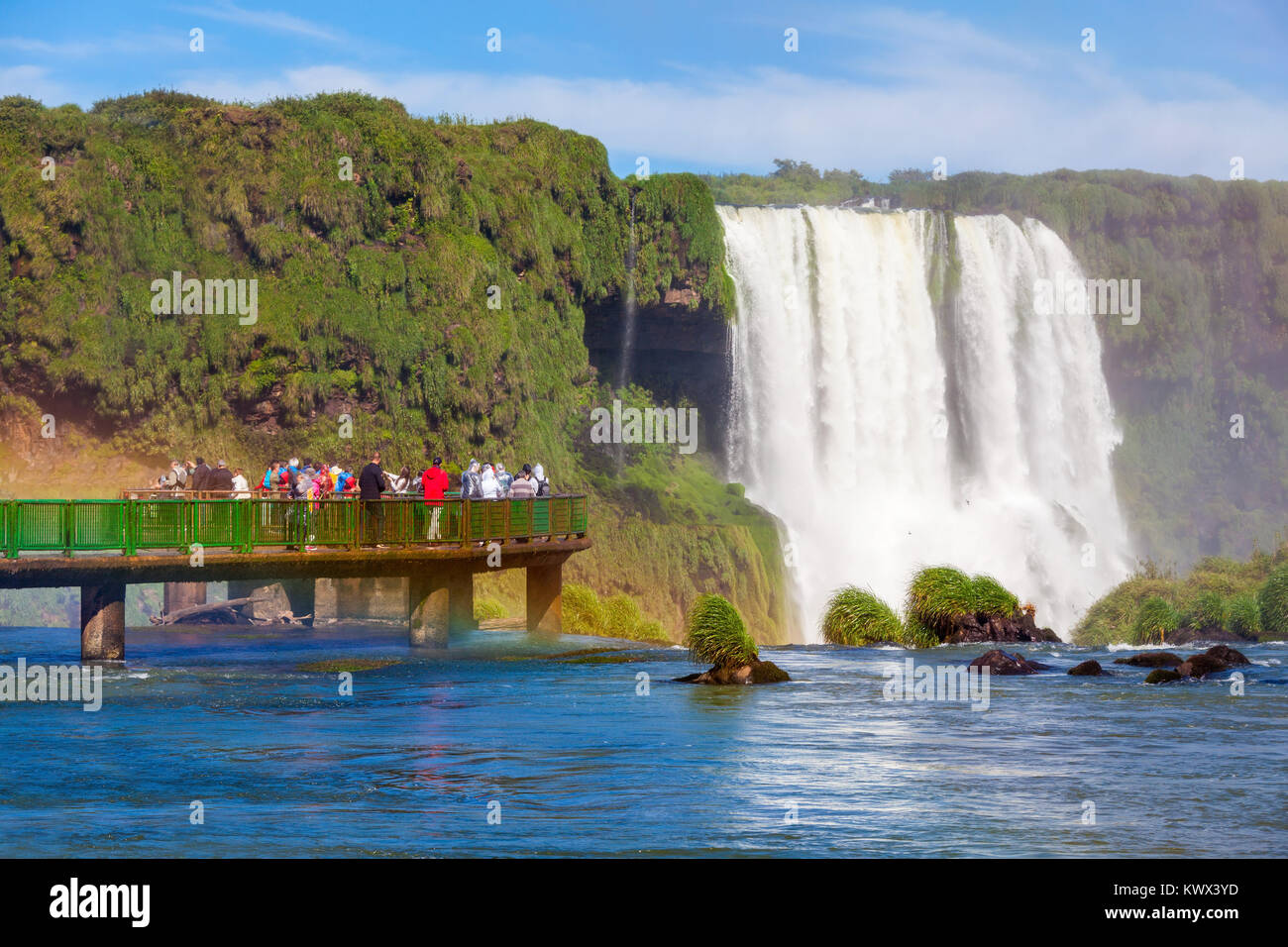 Touristen in der Nähe der Iguazu Wasserfälle, Wasserfälle der Fluss Iguazu an der Grenze zu Argentinien und Brasilien. Es ist eines der Neuen 7 Weltwunder der Natur. Stockfoto