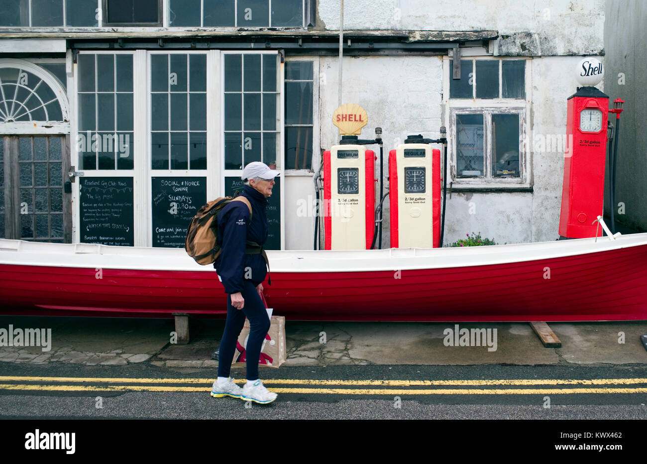 Antike Shell Tankstellen sind an der Küste Straße in St. Mawes, Cornwall, Großbritannien ab 5. Januar 2018 gesehen. Stockfoto