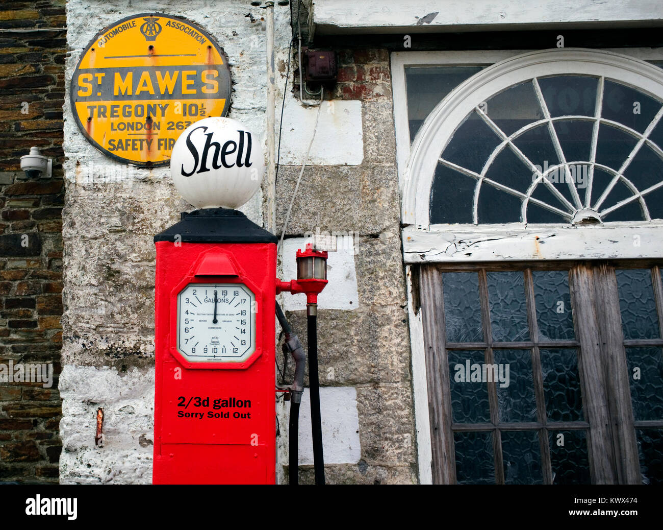 Antike Shell Tankstellen sind an der Küste Straße in St. Mawes, Cornwall, Großbritannien ab 5. Januar 2018 gesehen. Stockfoto