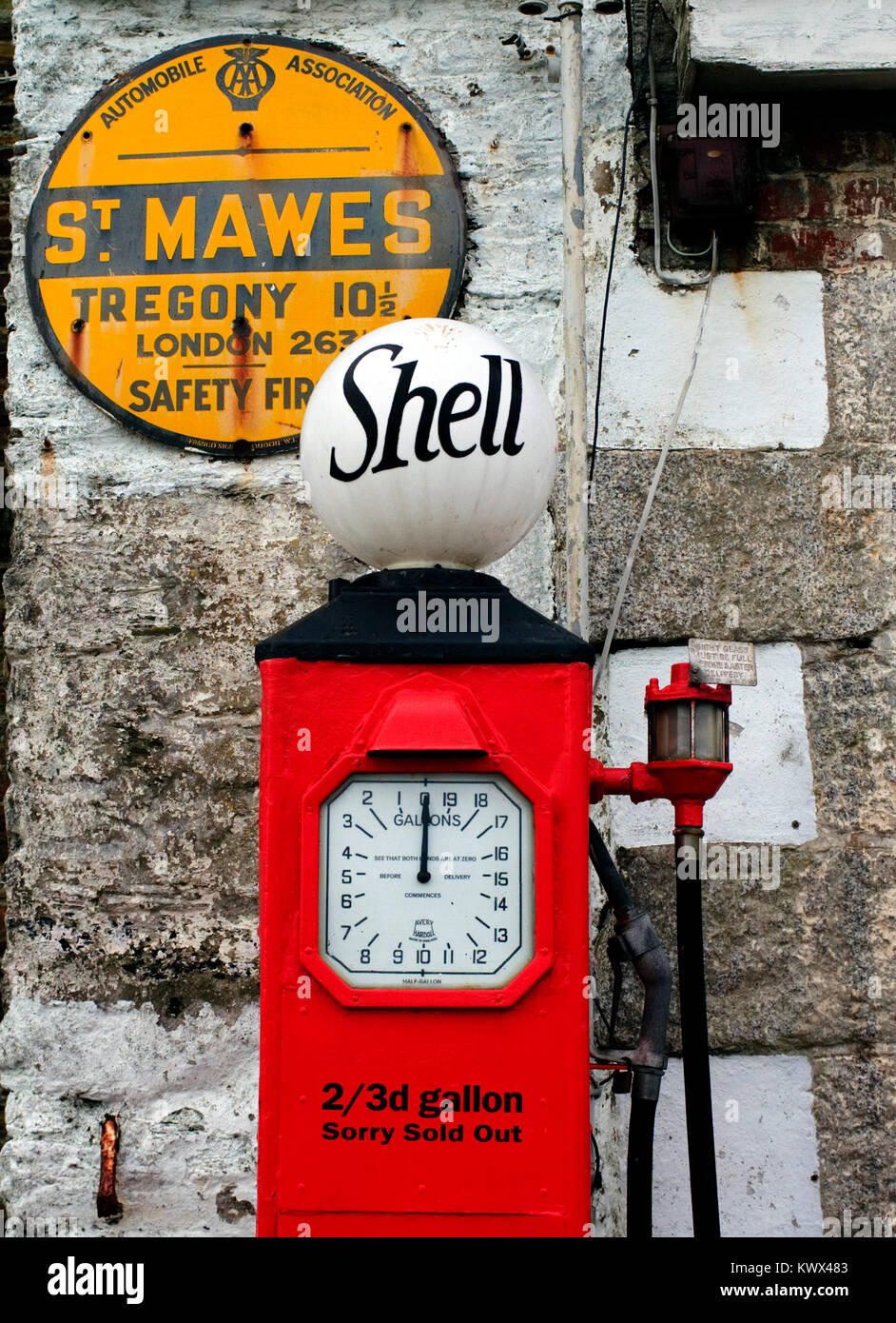 Antike Shell Tankstellen sind an der Küste Straße in St. Mawes, Cornwall, Großbritannien ab 5. Januar 2018 gesehen. Stockfoto