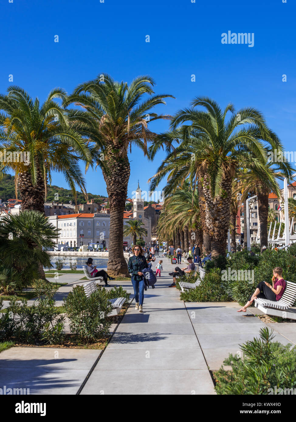 Touristen und Einheimische genießen Promenade Riva, Split, Kroatien Stockfoto