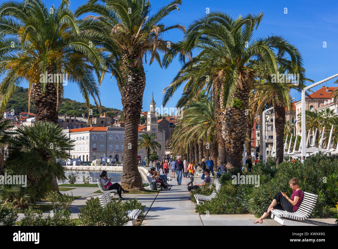 Touristen und Einheimische genießen Promenade Riva, Split, Kroatien Stockfoto