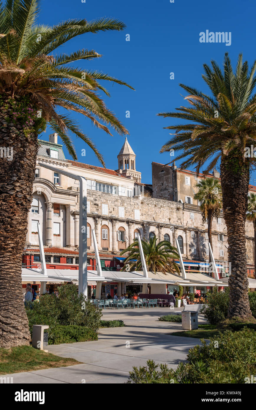 Touristen und Einheimische genießen Promenade Riva, Split, Kroatien Stockfoto