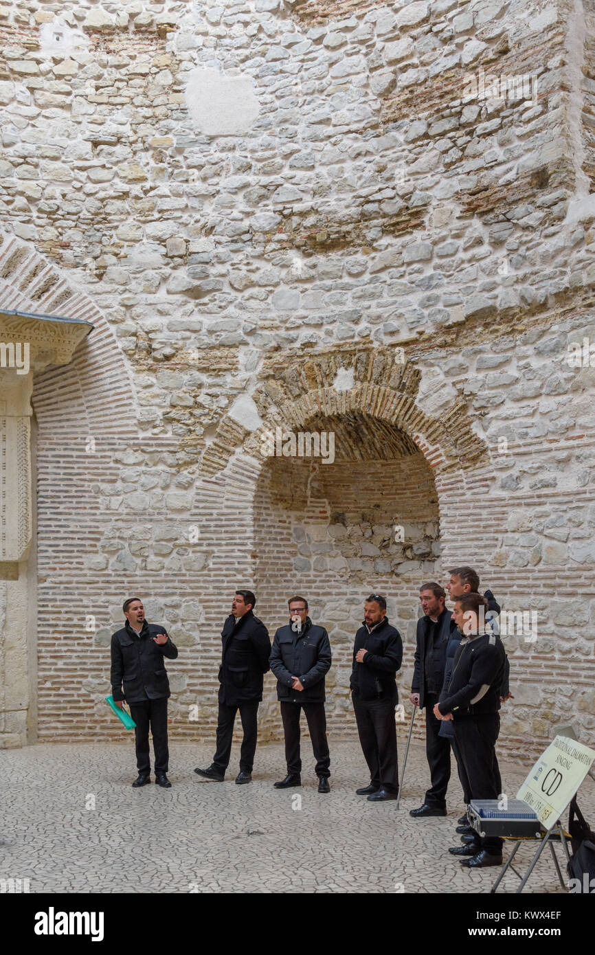 Traditionelle dalmatinische Sänger im Vestibül, Split, Kroatien Stockfoto