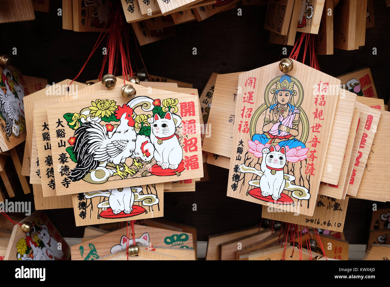 Japan, Tokio, Insel Honshu: Maneki Neko an gotoku-ji, ein Tempel für die "aneki Neko 'Lucky lockenden Katzen, im Bezirk Setagaya gewidmet. Eine co Stockfoto