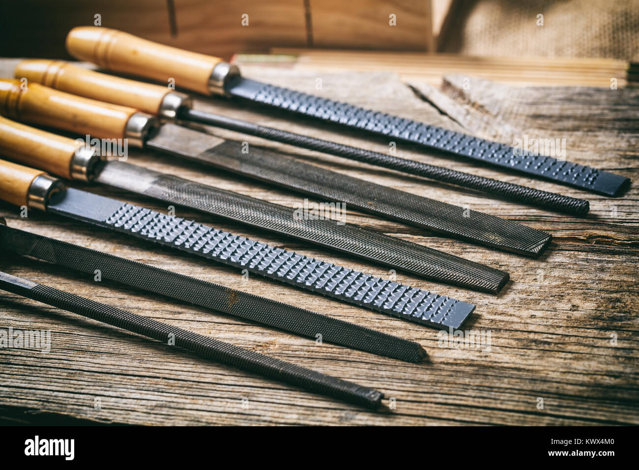 Alte hand Tools auf einem hölzernen Hintergrund Stockfoto