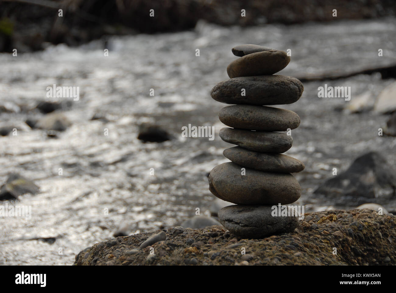 Zen Felsen von rauschenden Wasser. Stockfoto