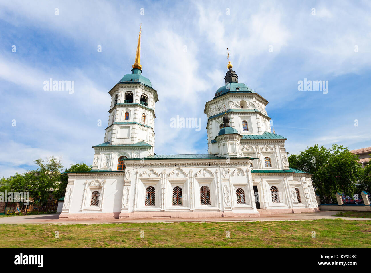 Kirche der Heiligen Dreifaltigkeit in der Mitte der Stadt Irkutsk, Russland. Kirche der Heiligen Dreifaltigkeit ist eine der ältesten orthodoxen Kirchen in Irkutsk. Stockfoto