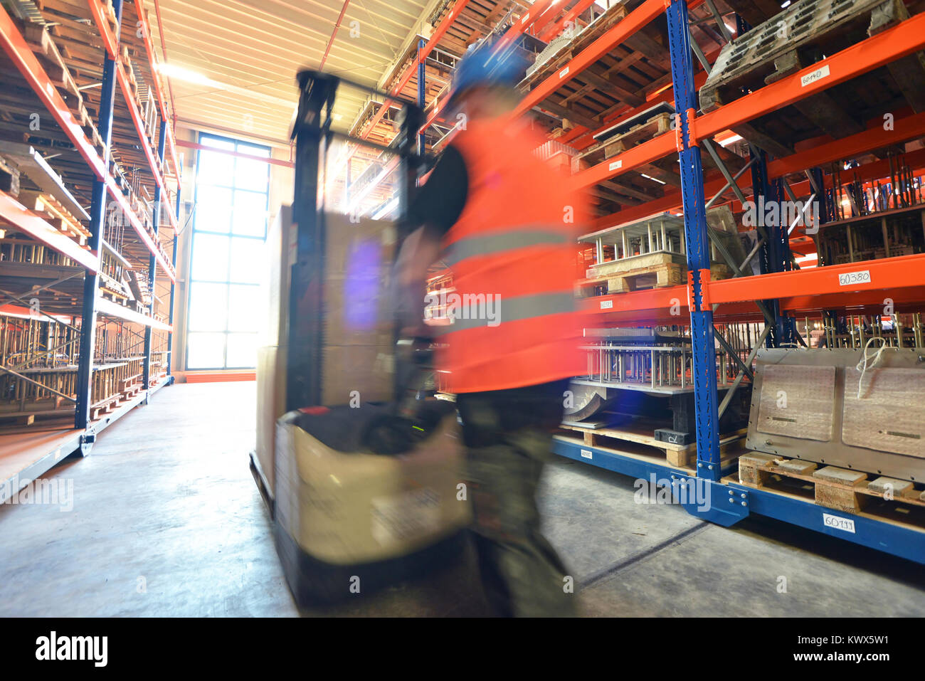 Die Arbeiter im Lager einer Firma mit Gabelstapler-speed in der Logistik - verschwommene Bewegung Stockfoto