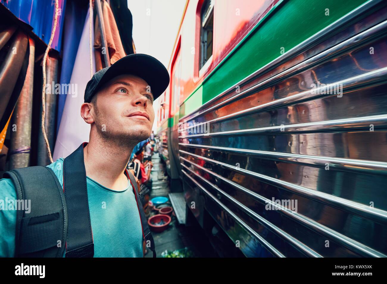 Überrascht touristische ist walking Markt entlang der Bahnstrecke zu öffnen. Zug durch lokalen Markt ist beliebte Touristenattraktion in der Nähe von Bangko Stockfoto