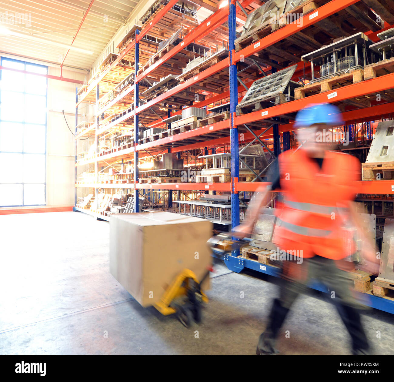 Die Arbeiter im Lager einer Firma mit Gabelstapler-speed in der Logistik - verschwommene Bewegung Stockfoto