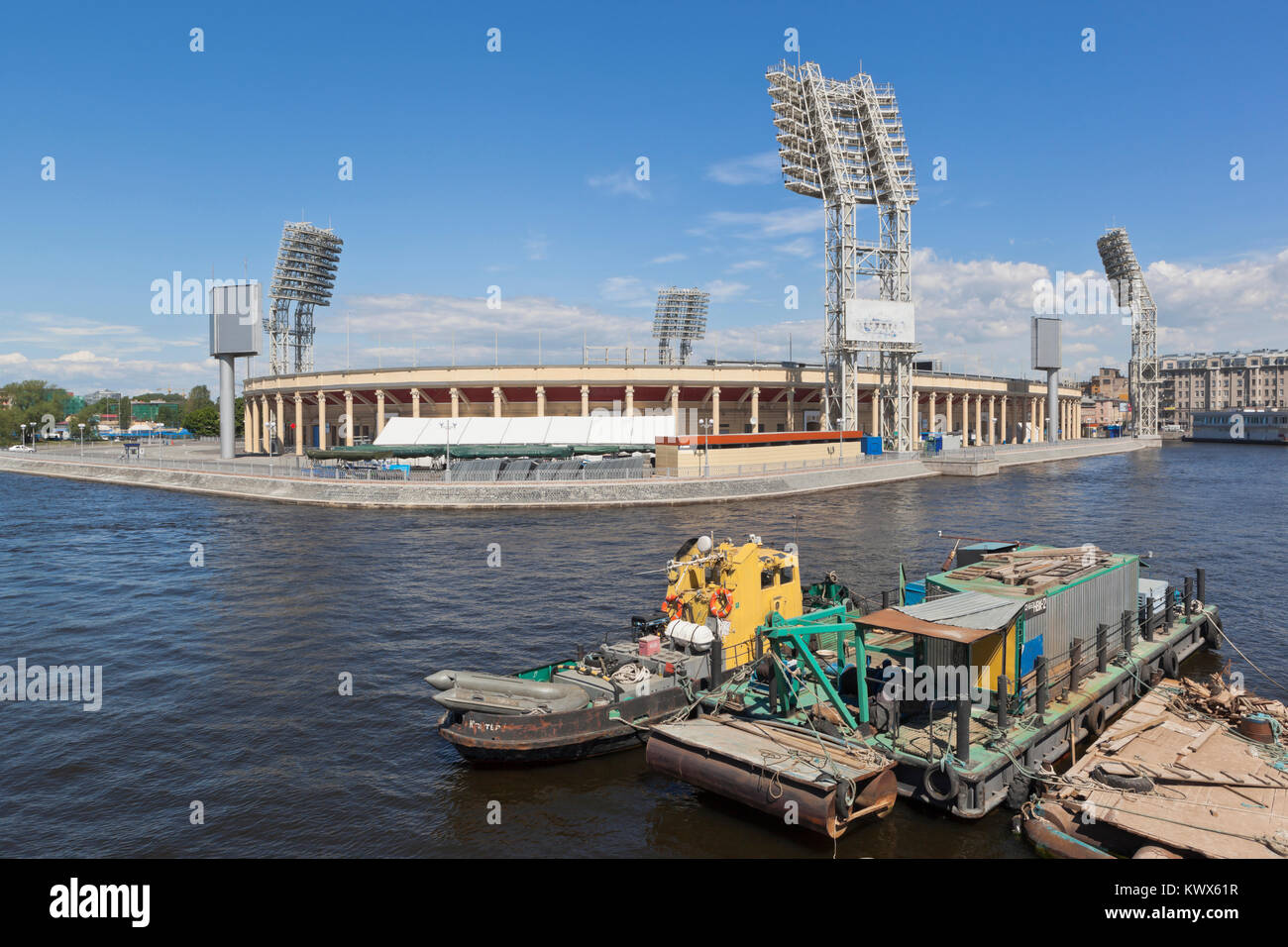St. Petersburg, Russland - 17. Juni 2017: Blick auf das petrowski Stadion vom restaurierten Tuchkov Brücke in St. Petersburg Stockfoto