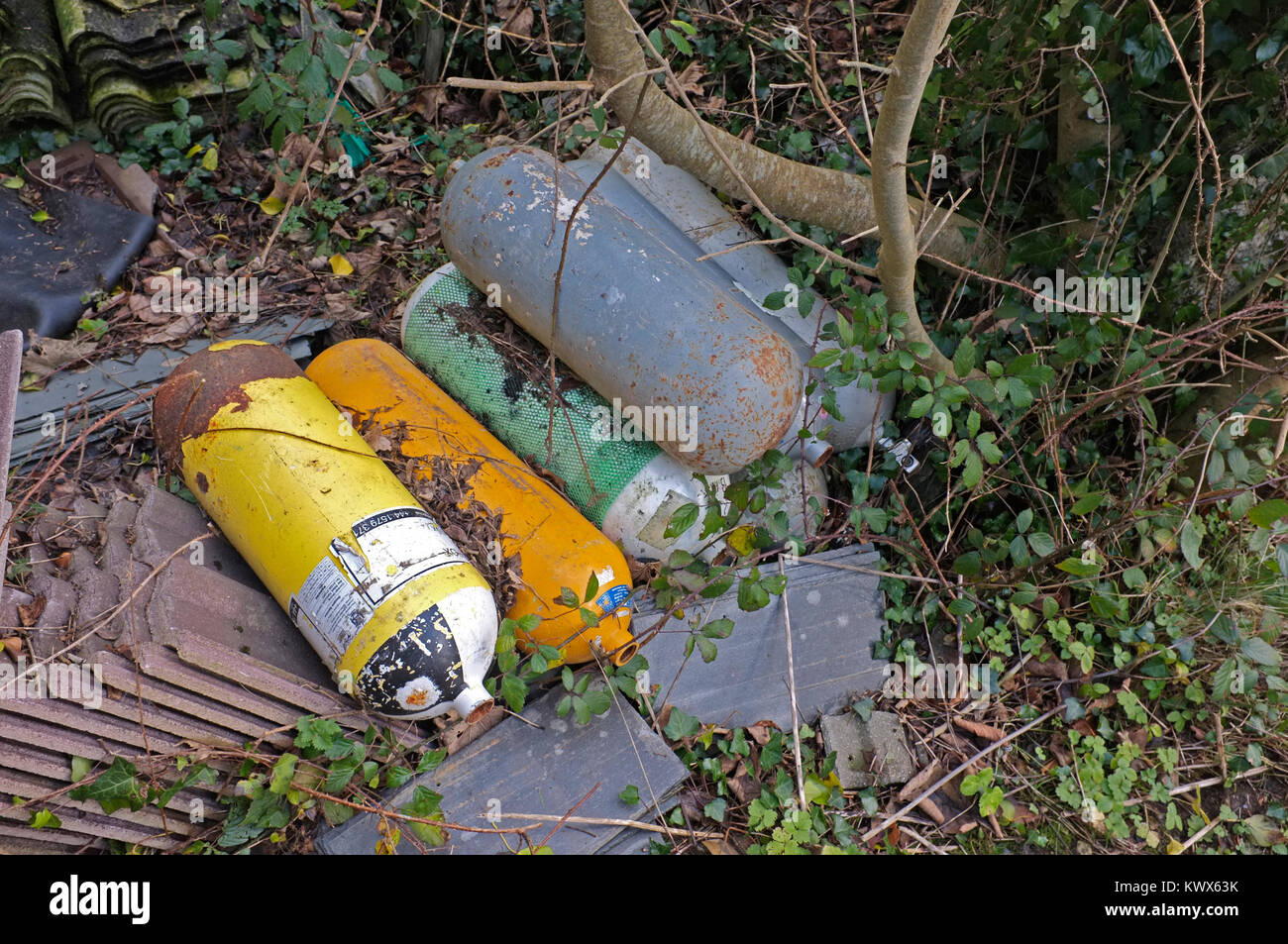Abgebrochene Gasflaschen Stockfoto