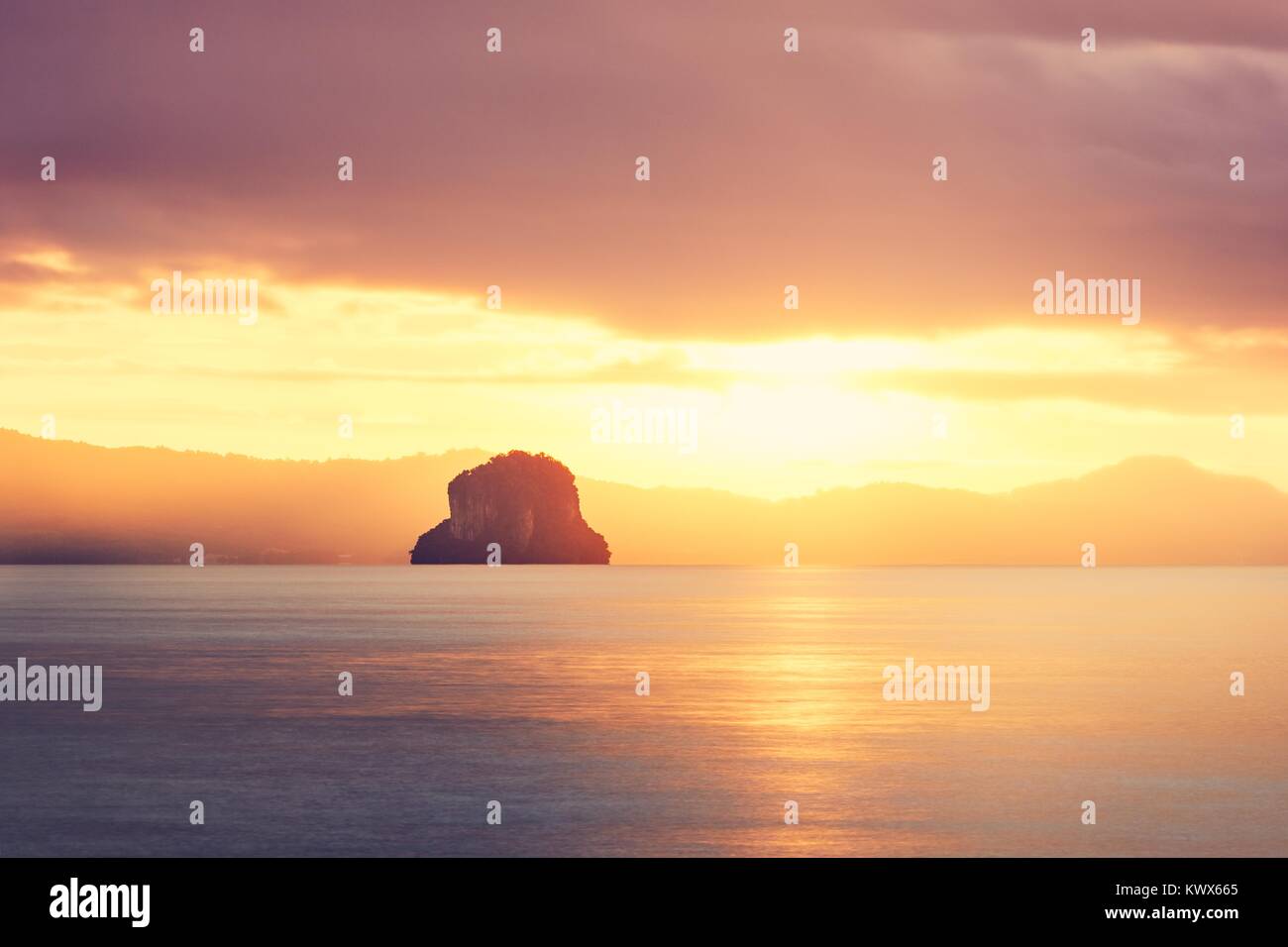 Erstaunlich Sonnenaufgang auf dem Meer. Silhouette tropische Insel in Thailand. Stockfoto