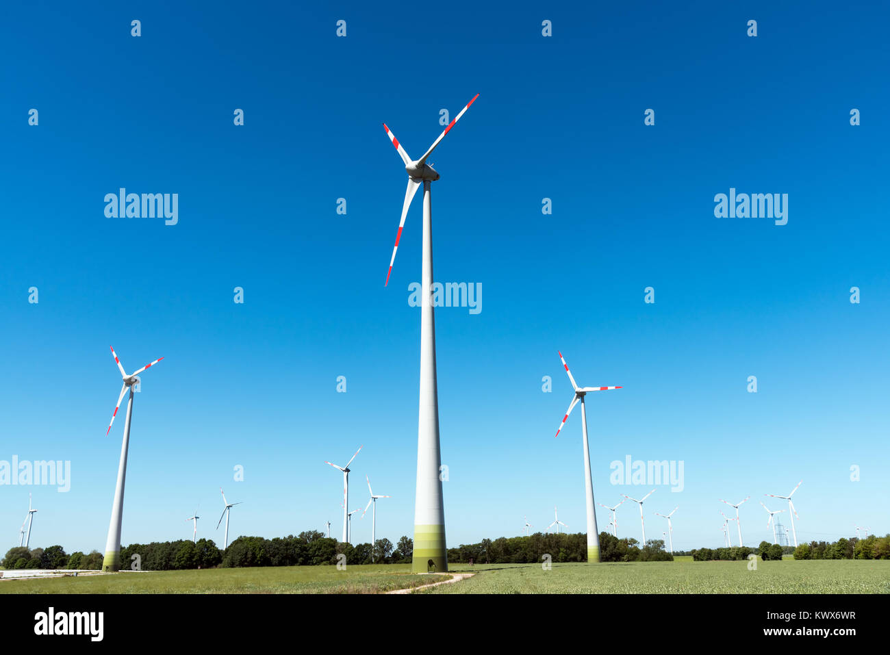 Windenergie in die Felder in ländlichen Deutschland gesehen Stockfoto