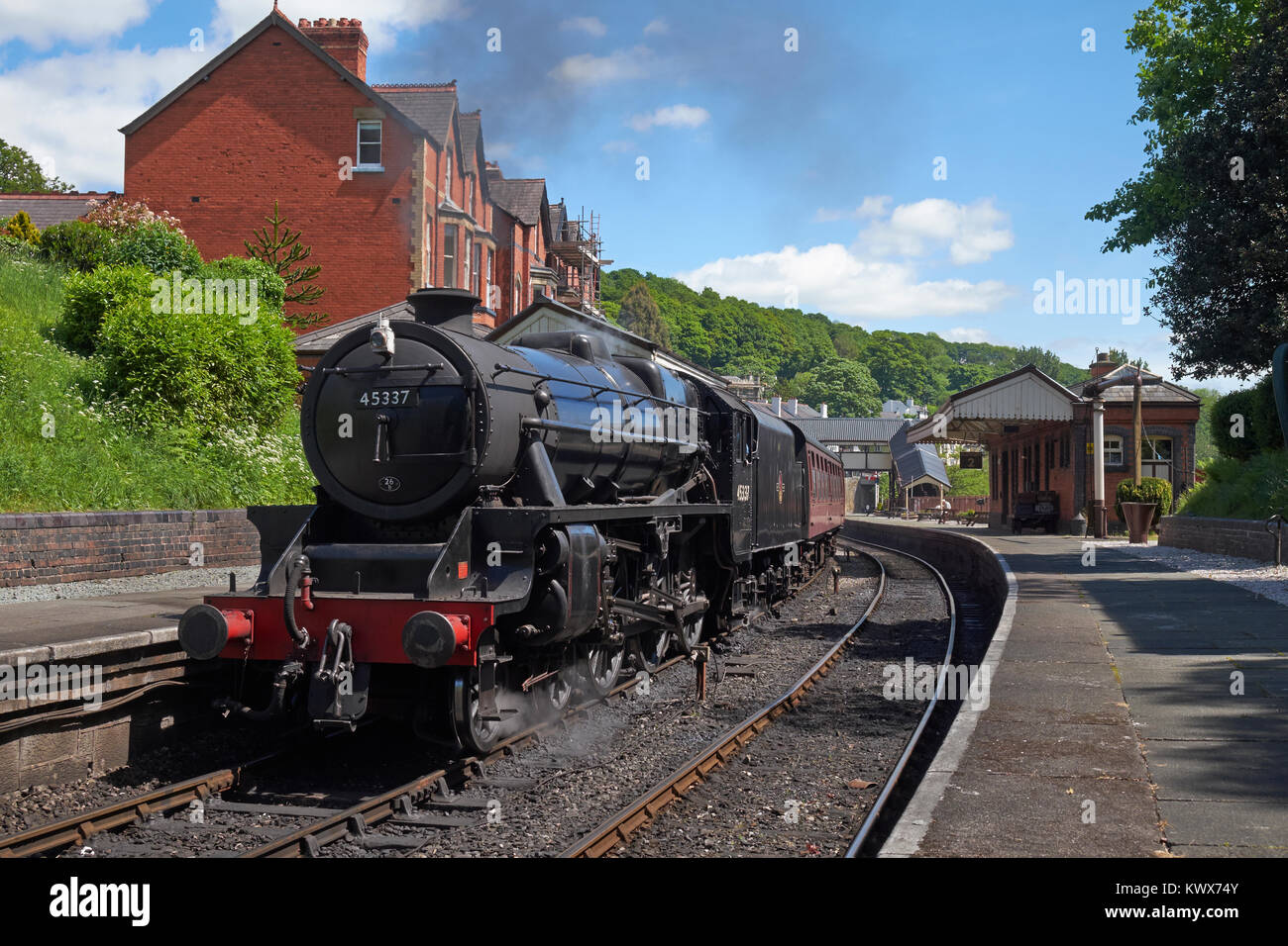 Eine Dampflok (LMS Schwarz 5 - 45337) in Llangollen Railway Station, Denbighshire, Wales. Stockfoto