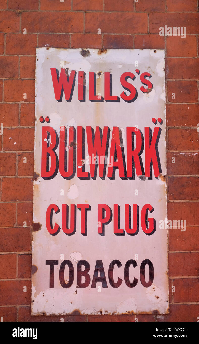Ein altes Emaille Schild der Werbung wird Bollwerk Cut Plug Tabak" in Llangollen Railway Station, Denbighshire, Wales. Stockfoto