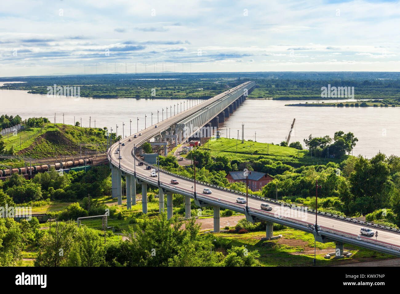 Chabarowsk Bridge ist eine Straßen- und Eisenbahnbrücke, die den Amur im östlichen Russland Kreuze Stockfoto