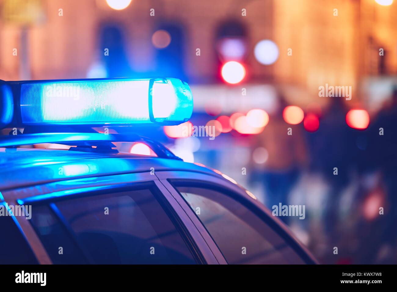Gefahr auf der Straße. Blaue Blinker auf der Polizei Auto in der Nacht. Stockfoto