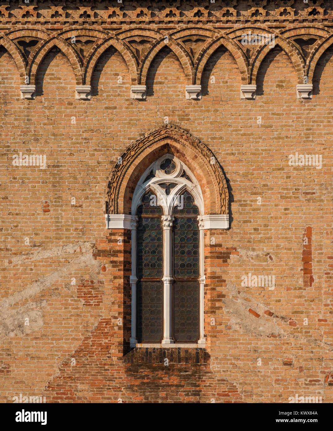 Beispiel venezianischer gotischer Fenster auf eine Mauer aus Stein Stockfoto