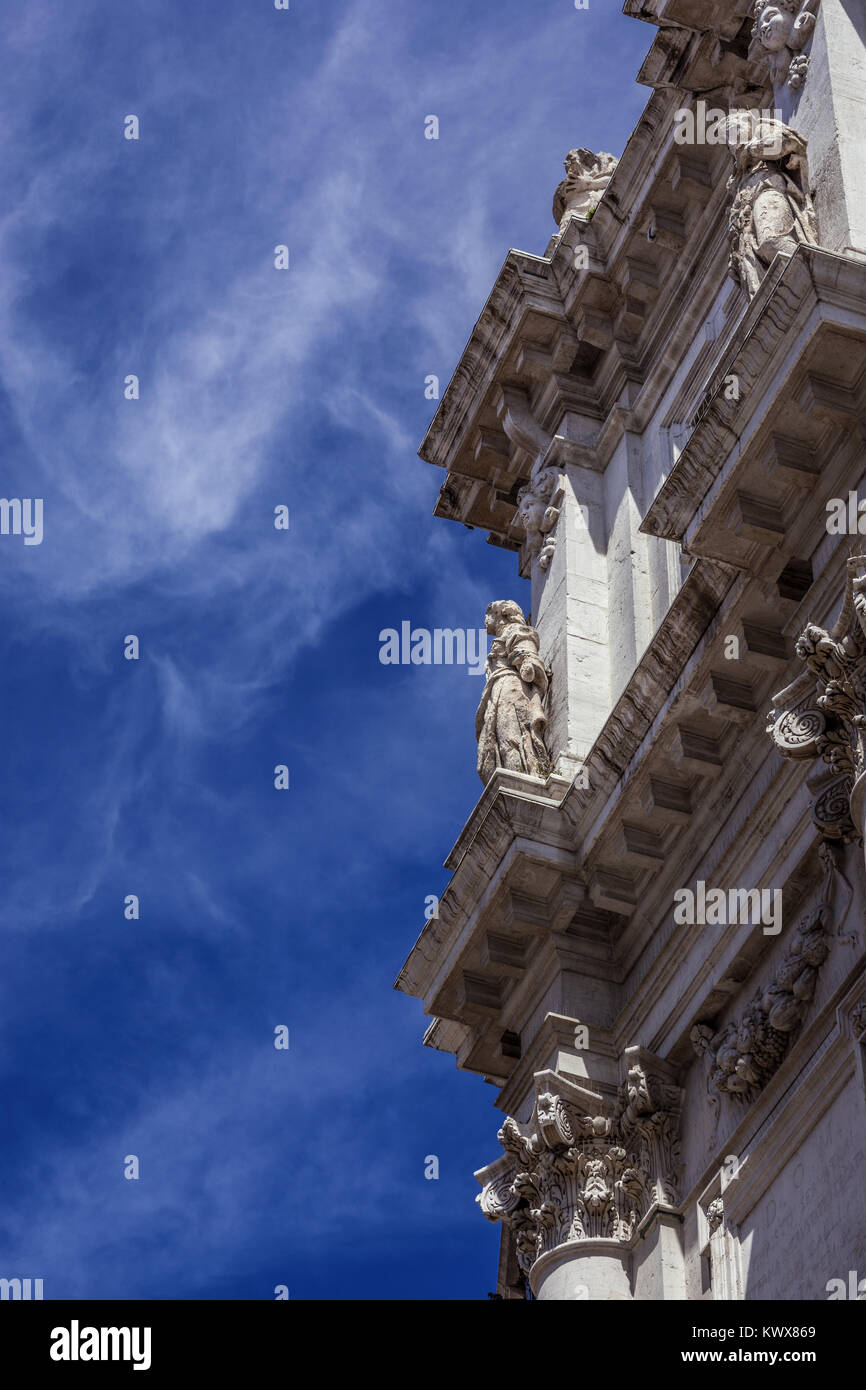 Detail des 17. Jahrhunderts barocke Fassade der Kirche San Salvador (Heiliger Retter) in Venedig mit schönen Wolken Stockfoto