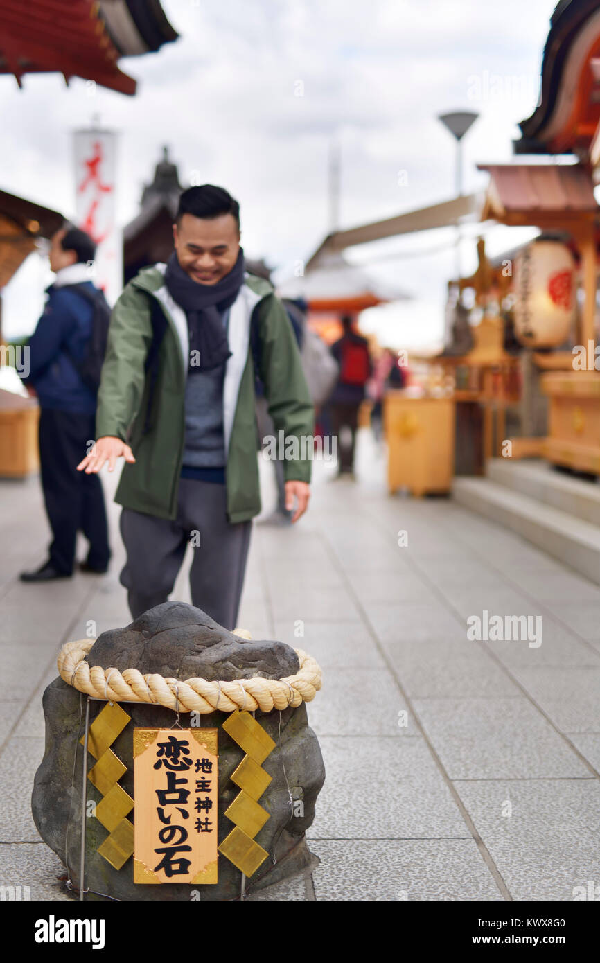 Junge Menschen gehen mit geschlossenen Augen auf dem Weg zur Liebe Stein auf Jishu-Jinja matchmaking Schrein zu Okuninushi der Gott der Liebe und der Ehe, am Kiyomizu-de Stockfoto