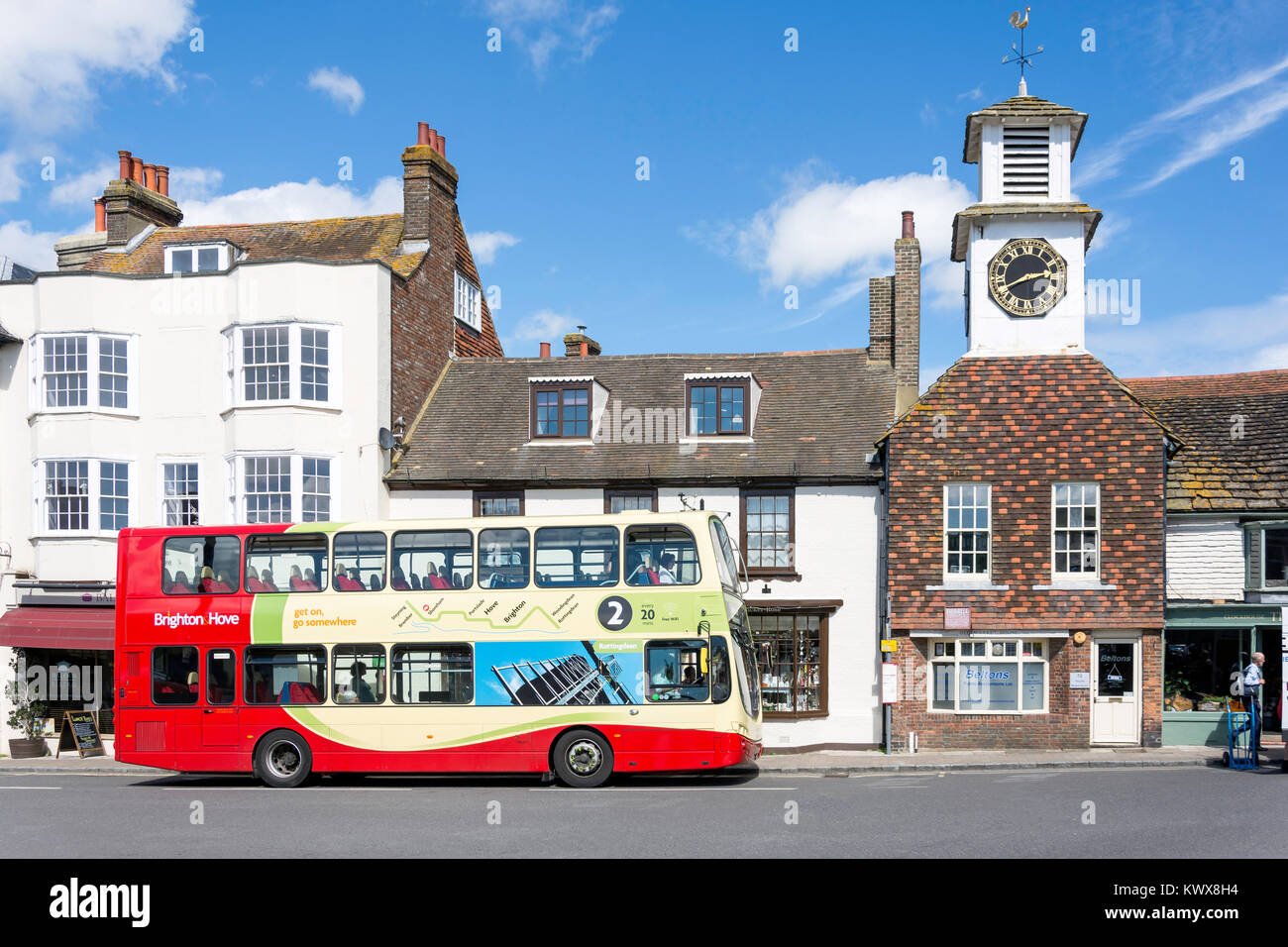 Markt Haus und gepflasterten Fußweg, High Street, Steyning, West Sussex, England, Vereinigtes Königreich Stockfoto