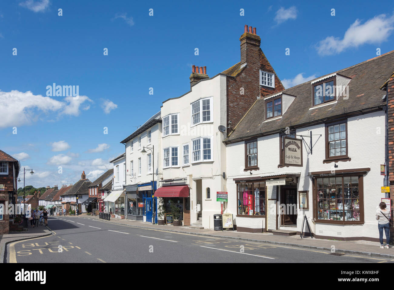 Gepflasterten Fußweg, High Street, Steyning, West Sussex, England, Vereinigtes Königreich Stockfoto