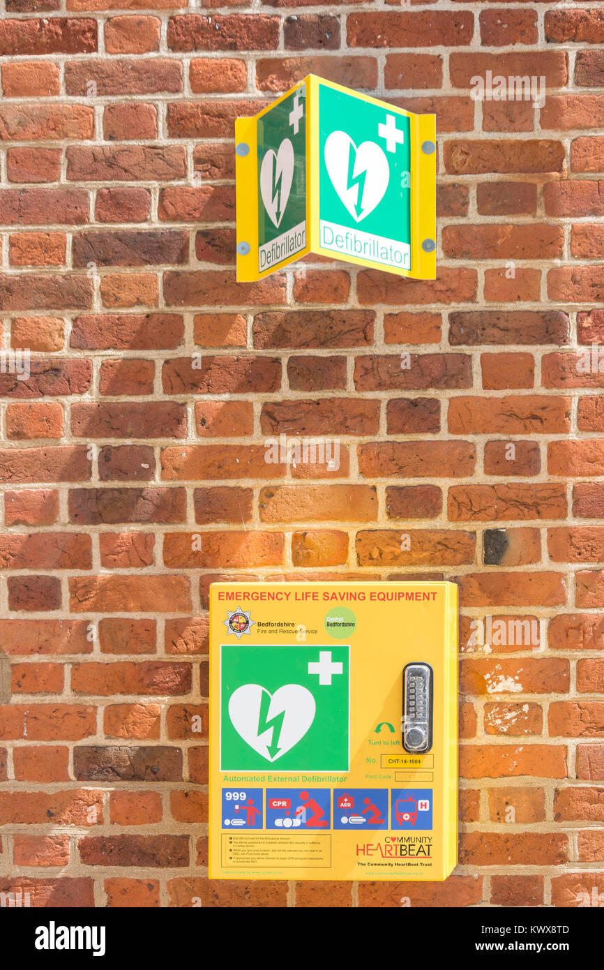 Automatisierter Externer Defibrillator an der Wand des Hauses, den Marktplatz, die potton, Bedfordshire, England, Vereinigtes Königreich Stockfoto