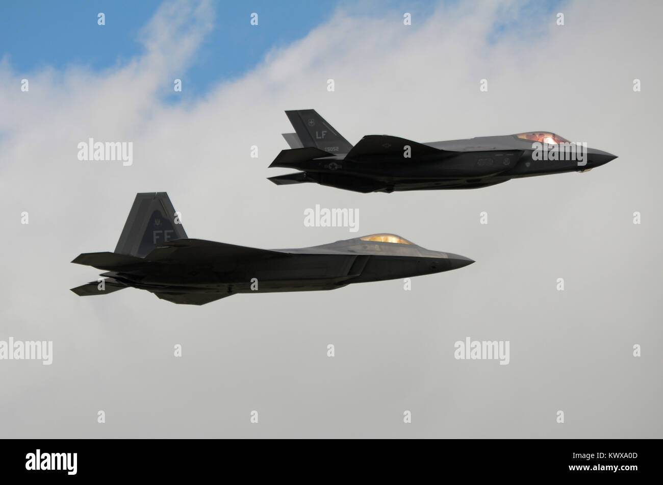 Eine Lockheed Martin F-35 Lightning Kampfjet neben einer Lockheed Martin F22 Raptor multi-role Fighter Jet fliegen. Stockfoto