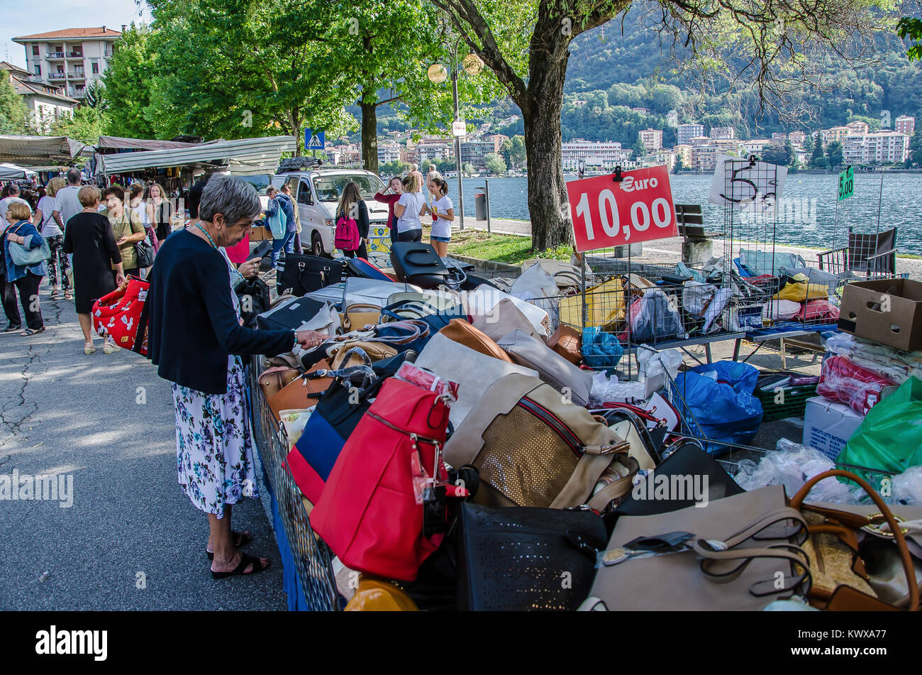 Straßenmärkte, Geräusche und Gerüche, lokale Produkte, Kunsthandwerk - all dies und mehr erwartet Sie in den typischen lokalen Märkte rund um den Ortasee. Stockfoto