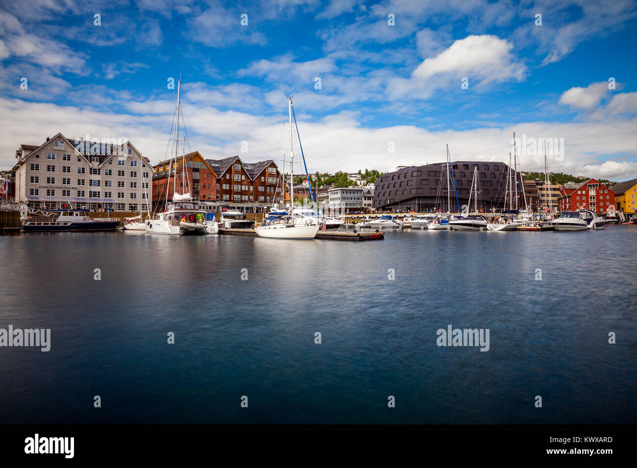 Ansicht des Jachthafens in Tromsø, Nordnorwegen. Tromso gilt als die nördlichste Stadt der Welt mit einer Bevölkerung über 50.000. Stockfoto