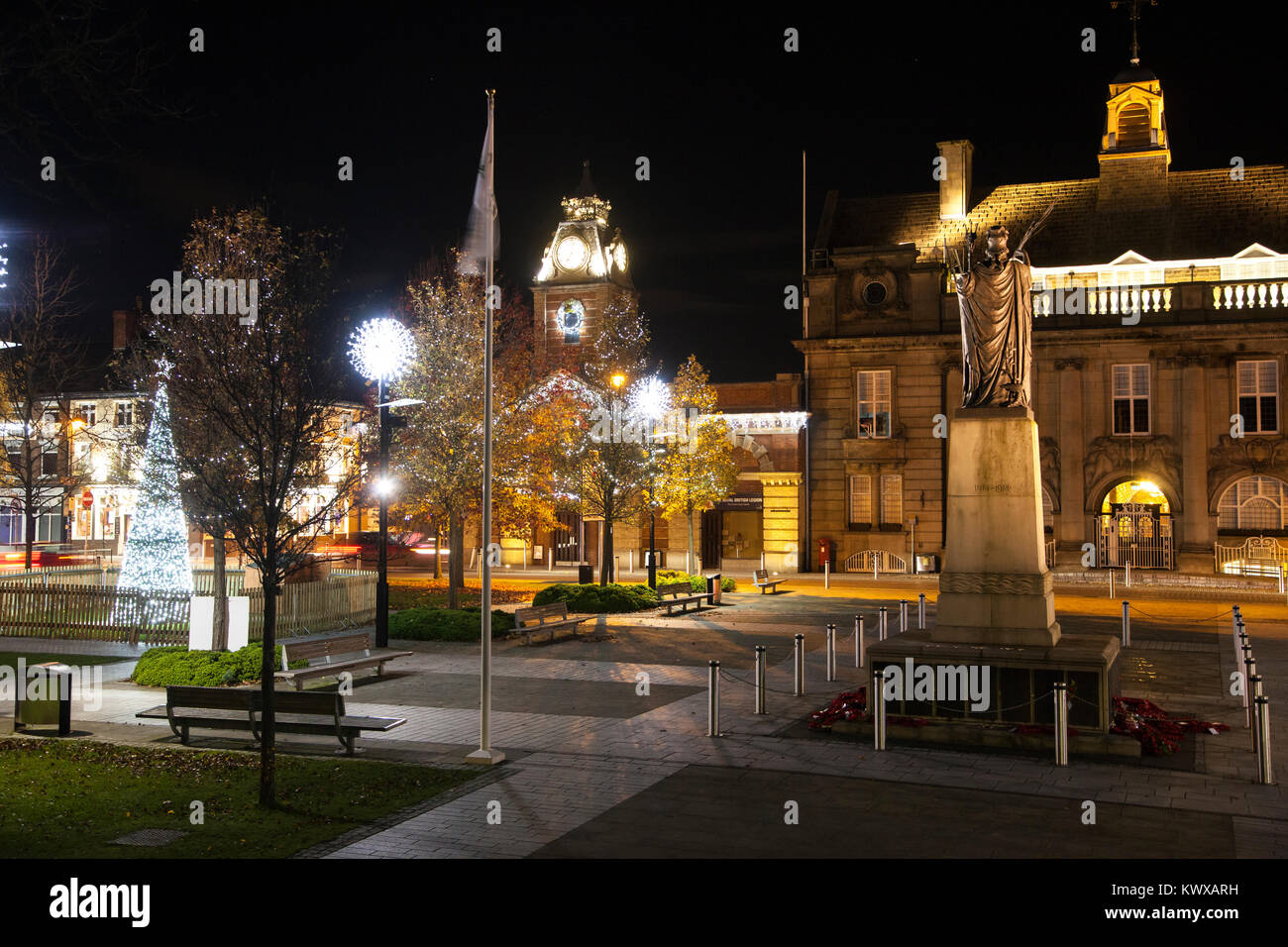 Crewe Stadtzentrum Cheshire mit Flutlicht zur Weihnachtszeit mit Weihnachtsbaum und Lichter zeigen das Kriegerdenkmal kommunale Gebäude auch das Rathaus Stockfoto