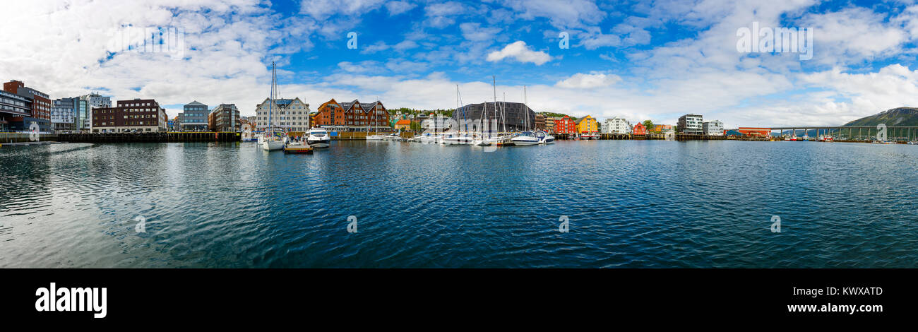 Ansicht des Jachthafens in Tromsø, Nordnorwegen. Tromso gilt als die nördlichste Stadt der Welt mit einer Bevölkerung über 50.000. Stockfoto