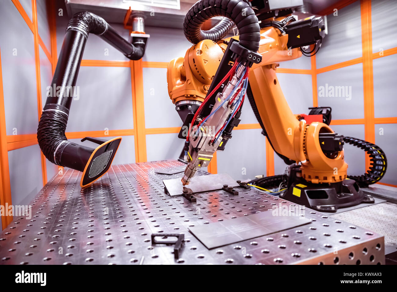 Faser Roboter Fernbedienung Laserschneidanlage. CNC-Laser-Plasma-Schneiden  von Metall, moderne Industrietechnik Stockfotografie - Alamy