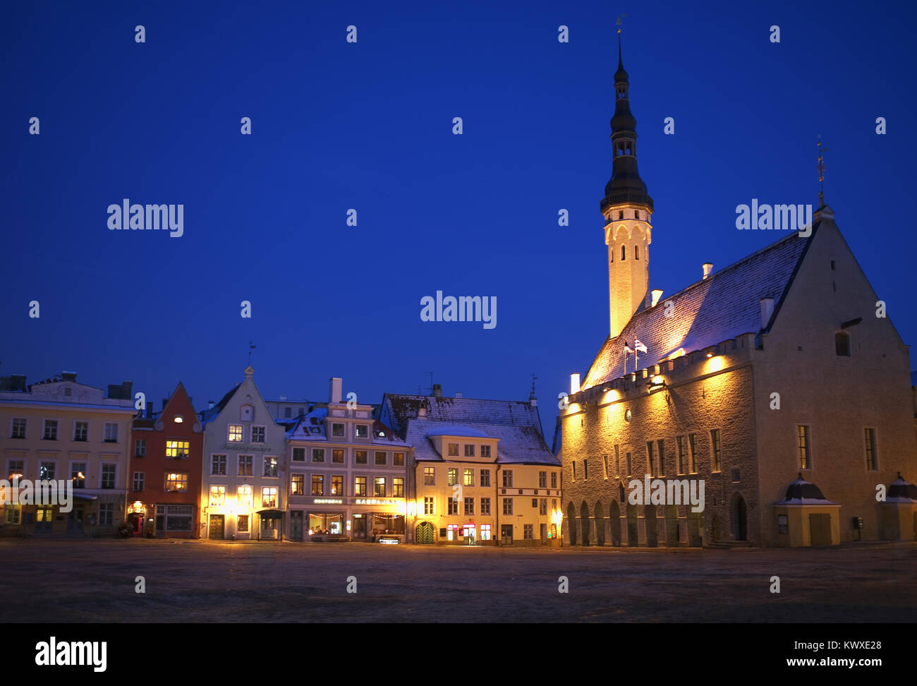 High Dynamic Range Image der Raekoja Plats und das gotische Rathaus (Raekoda) an einem Winterabend: Tallinn, Estland Stockfoto