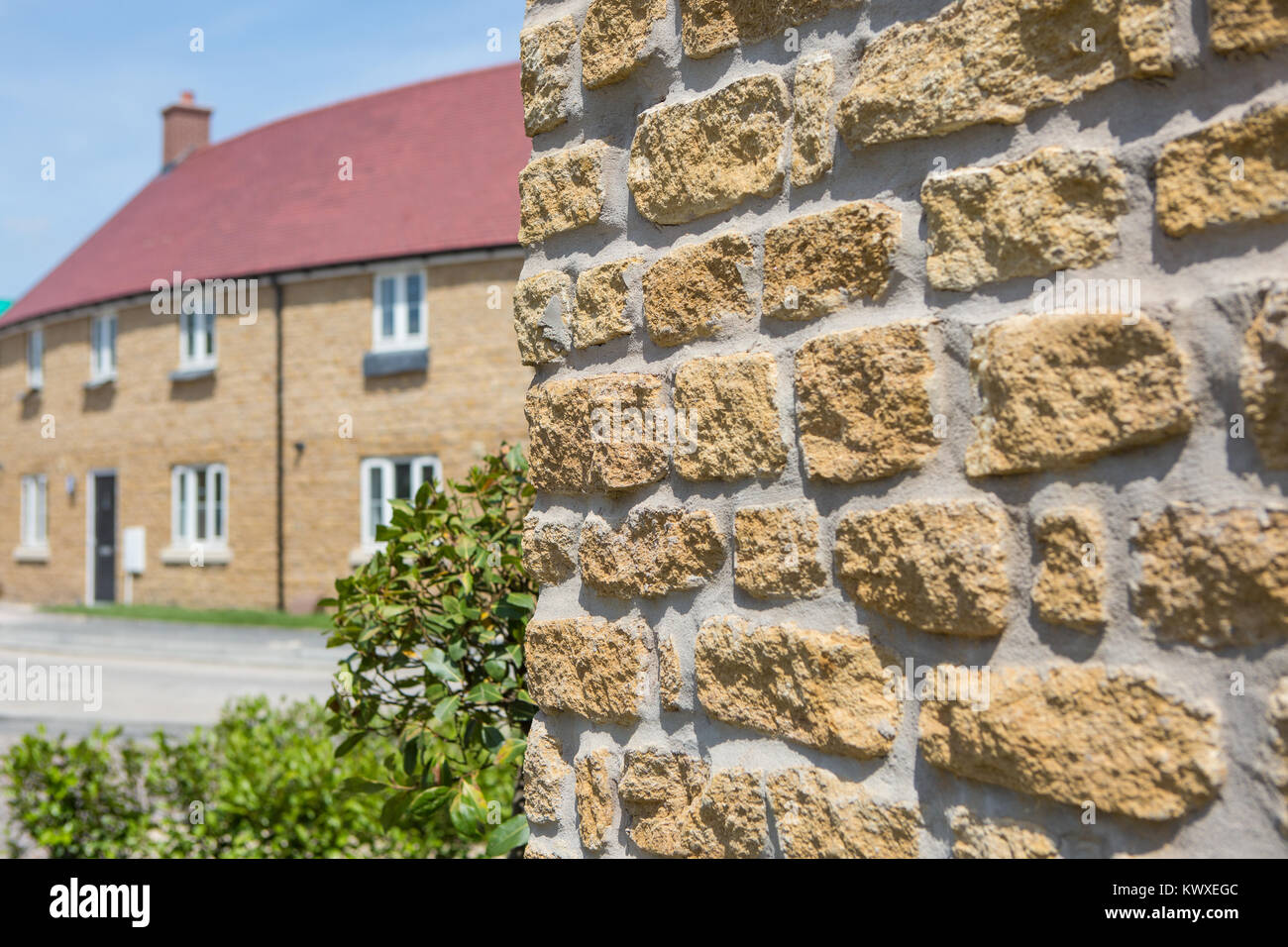 Ein traditioneller Steinwand mit Haus im Hintergrund Stockfoto