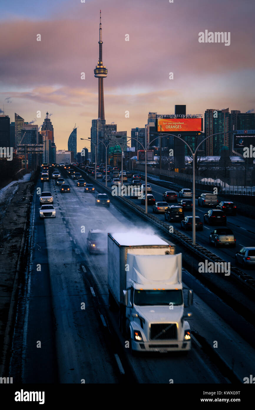 Transport-LKW Drehzahlen entfernt vom Stadtzentrum von Toronto entlang einer Autobahn in der Nähe von Sunset Stockfoto
