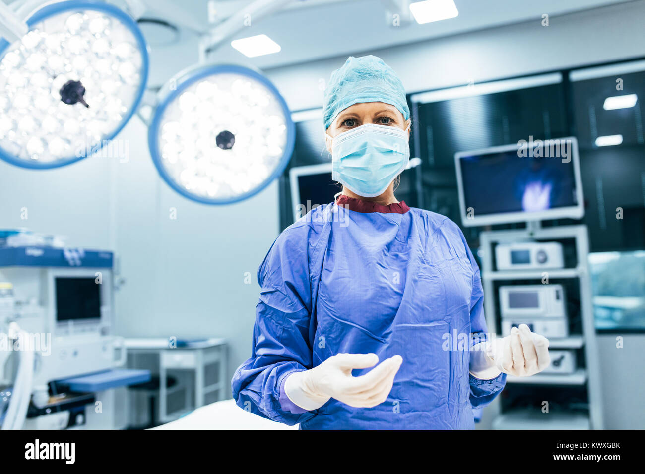 Portrait des Chirurgen im Operationssaal, bereit, auf einen Patienten zu arbeiten. Weibliche medizinischer Arbeiter chirurgische Uniform im Operationssaal. Stockfoto